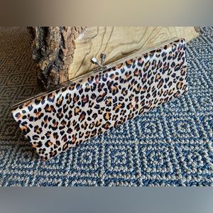 RETRO CHEETA PRINT CLUTCH